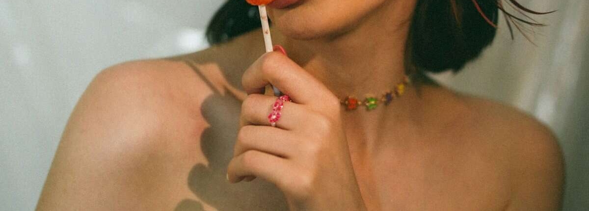 Mulher chupando um pirulito Mulher no boquete