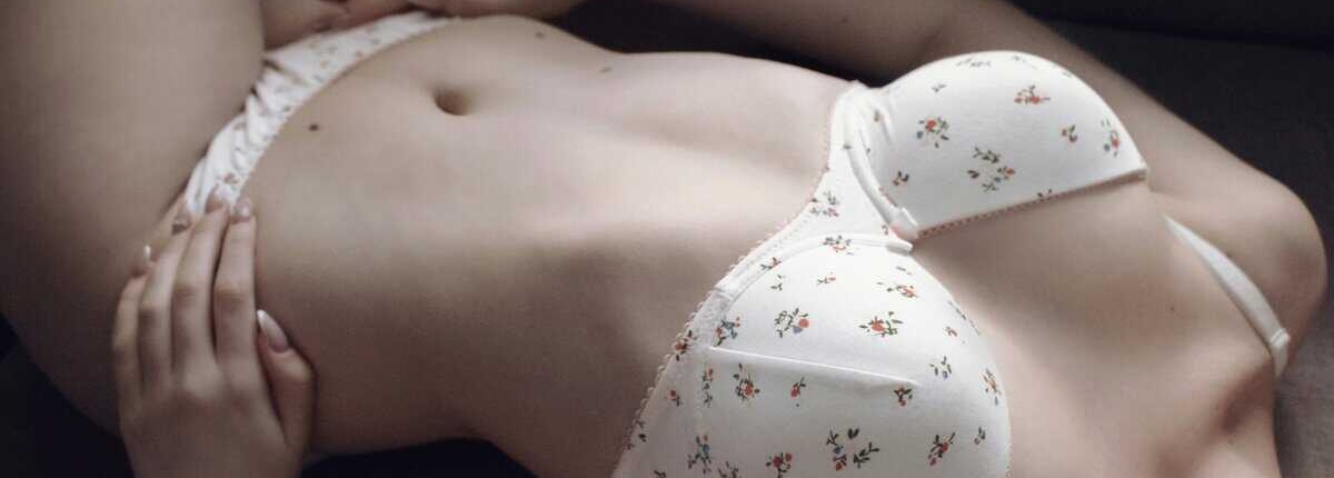 mulher fazendo pompoarismo