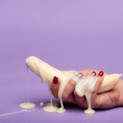 Mão segurando sêmen com banana