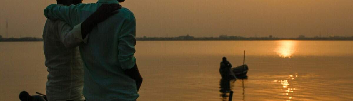 dois homem se abraçando no bromance