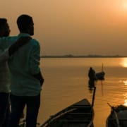 dois homem se abraçando no bromance