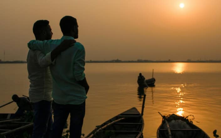 dois homem se abraçando no bromance