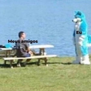 Furry Hentai: o que é, por que tanta gente ama Um homem olhando para uma pessoa usando um cosplay em um parque