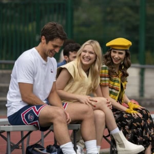 Três pessoas rindo no parque