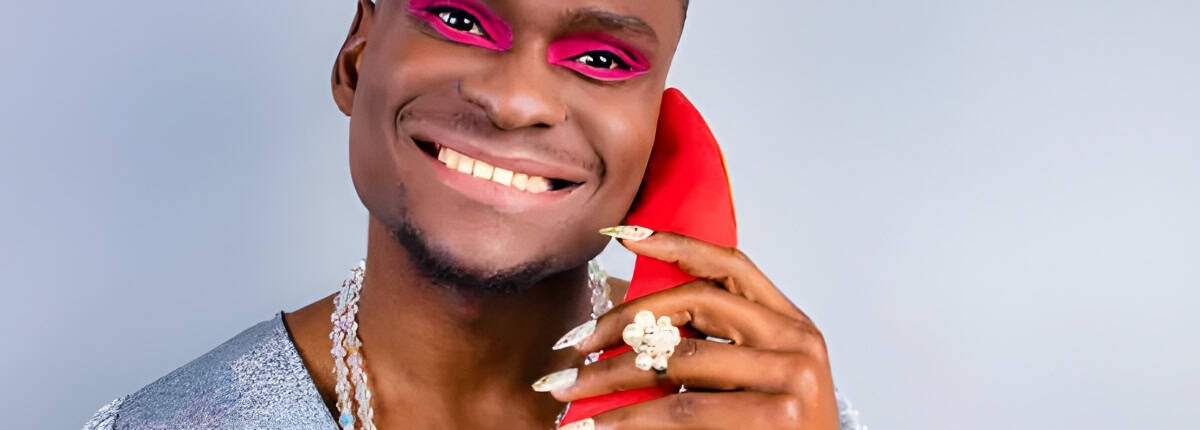 Homem crossdresser com maquiagem de mulher