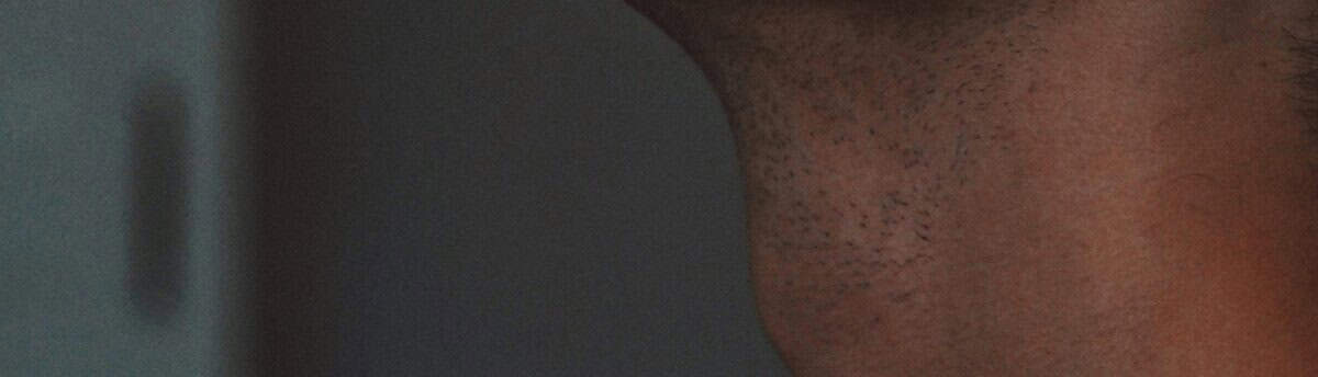 Homem-praticando-garganta-profunda Homem praticando Garganta profunda