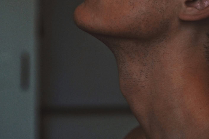 Homem praticando Garganta profunda