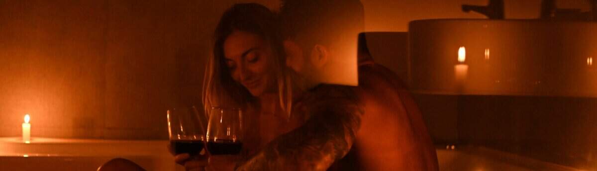 Casal pensando em como aumentar a libido