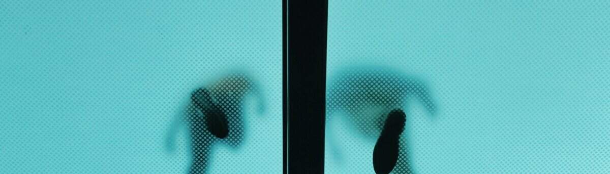 homens representando o fetiche trampling