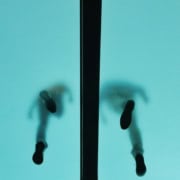 homens representando o fetiche trampling