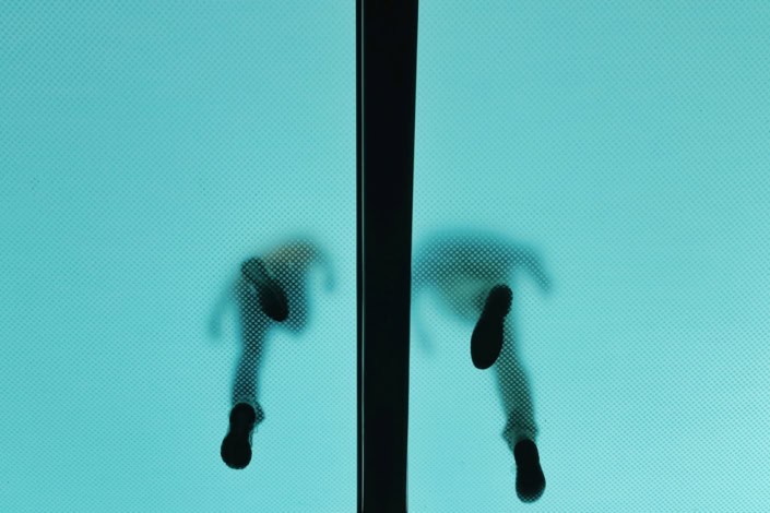 homens representando o fetiche trampling