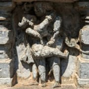 Estátuas representando kamasutra