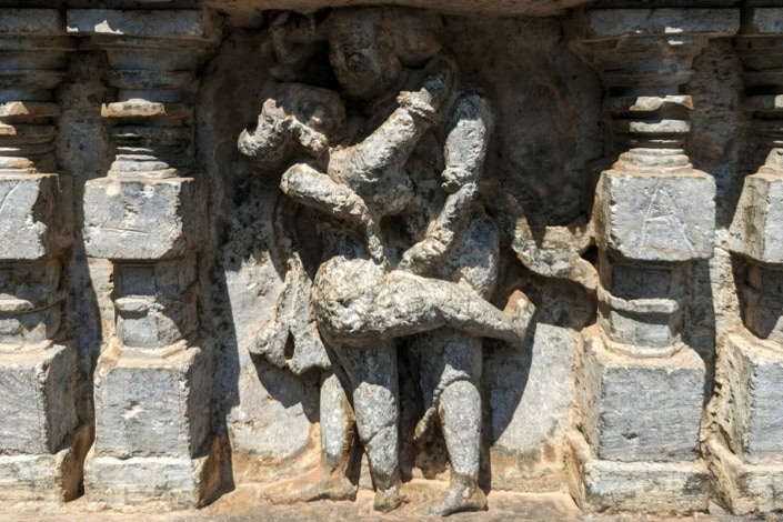 Estátuas representando kamasutra