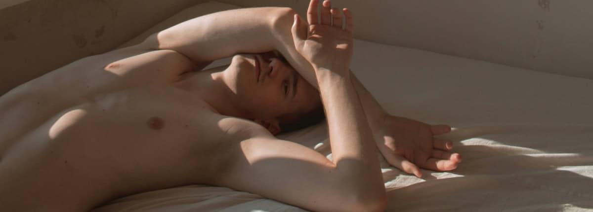 Homem-deitado-na-cama-pra-fazer-Chudai Homem deitado na cama pra fazer Chudai