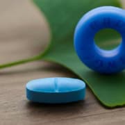 Tadalafila na mesa com um anel peniano