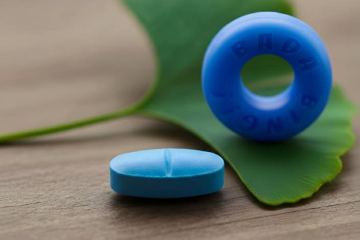 Tadalafila na mesa com um anel peniano