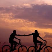 casal-andando-de-bicileta-demonstrando-seu-relacionamento