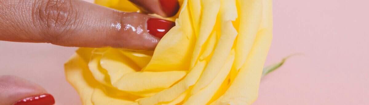 Mão com flor representando coceira na vagina