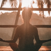 mulher fazendo yoga demonstrando uma identidade