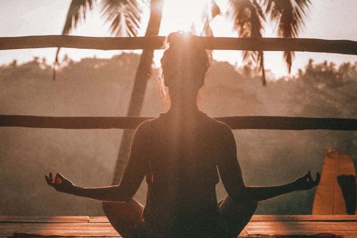 mulher fazendo yoga demonstrando uma identidade