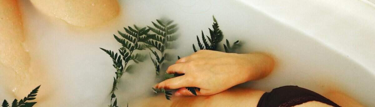 mulher na ducha vaginal