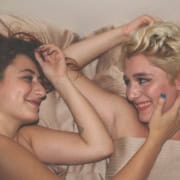 amigas representando amizade colorida