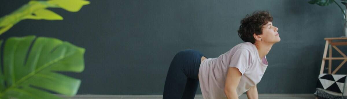 mulher fazendo a posição de sexo de quatro