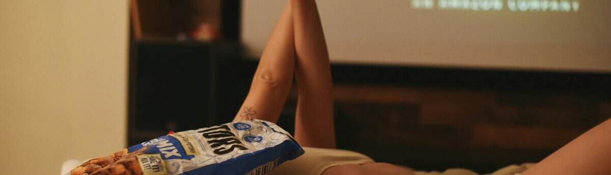 Mulher vendo filmes eróticos