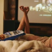 Mulher vendo filmes eróticos