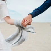 5 linguagens do amor no casal de mãos dadas