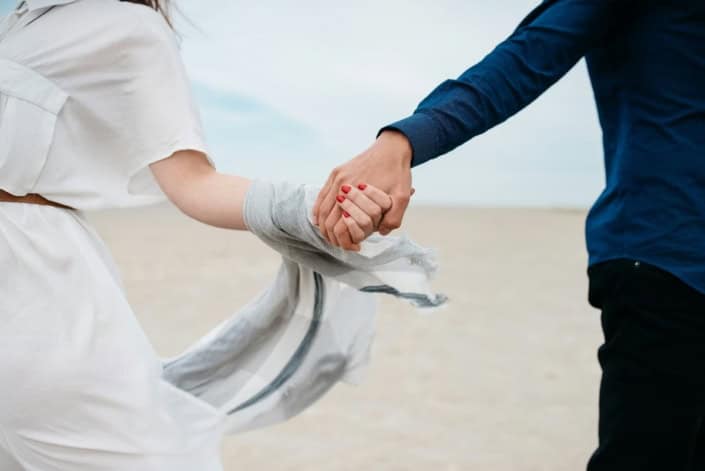 5 linguagens do amor no casal de mãos dadas
