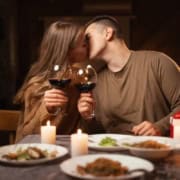 Casal se beijando a frente de afrodisiacos