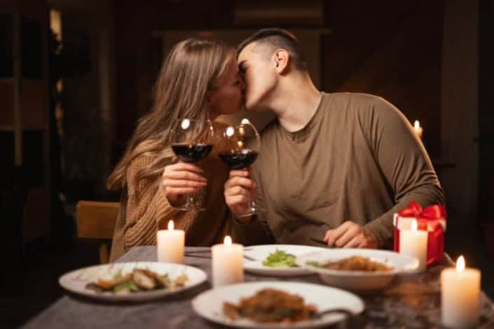 Casal se beijando a frente de afrodisiacos