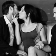 Cuckold observando casal