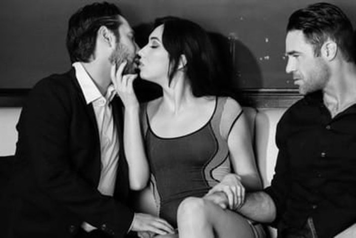 Cuckold observando casal