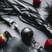 itens de bdsm sobre mesa