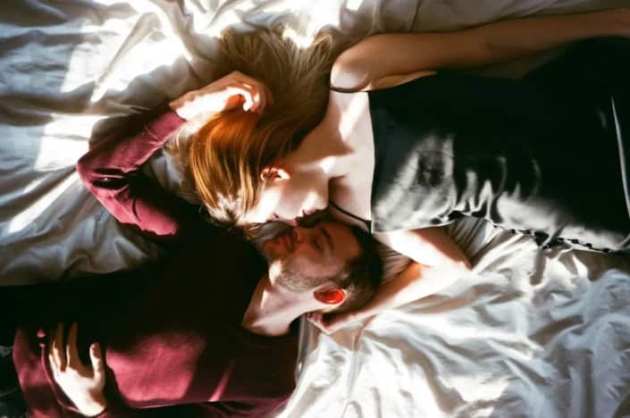 casal no sexo romântico