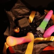 vibradores em uma caixa para instruções de como gozar com vibrador