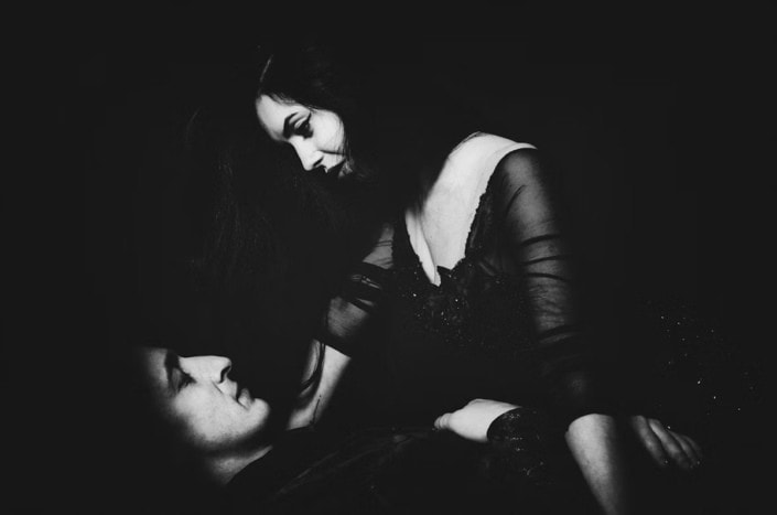 Casal no Dark romance