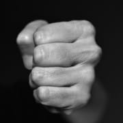 o que é fisting representado por punho fechado