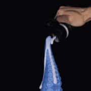 lubrificante íntimo sendo aplicado em um dildo