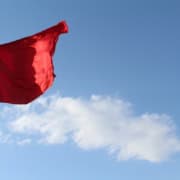 O que é Red Flag? Veja 5 exemplos que todo mundo já viveu - Monster D