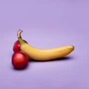 ballbusting represetnada por uma banana e duas bolas