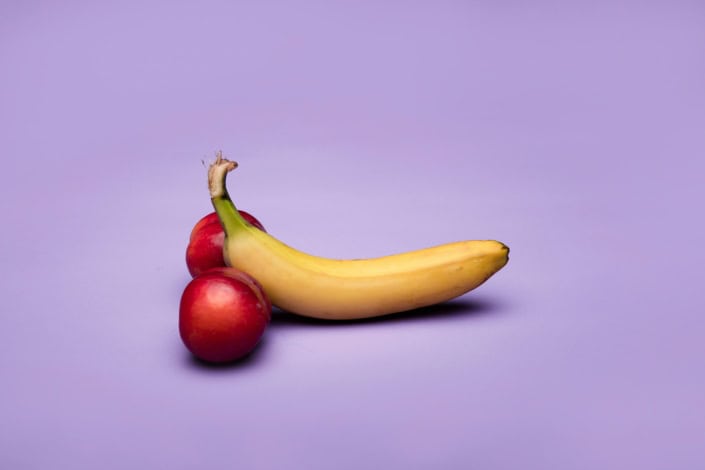 ballbusting represetnada por uma banana e duas bolas